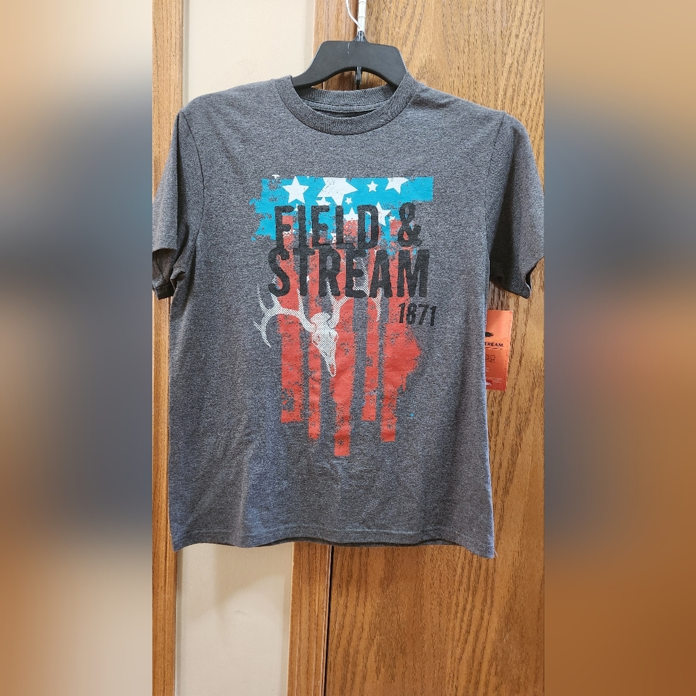 🍉Field & Stream Gray Graphic Tee with Red and Blue Accents